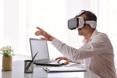 Sanal gerçeklik gözlük ofiste ile etkileşim işçi