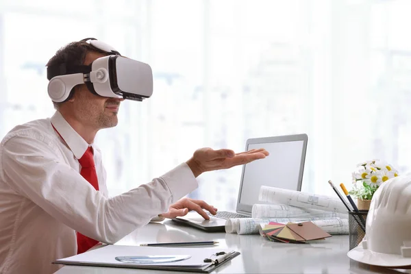 Designer interagindo com conteúdo 3d em óculos de realidade virtual — Fotografia de Stock