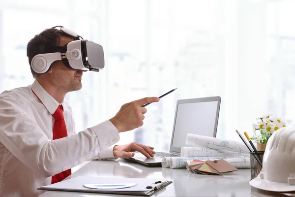Designer visualizando conteúdo 3d em óculos de realidade virtual — Fotografia de Stock