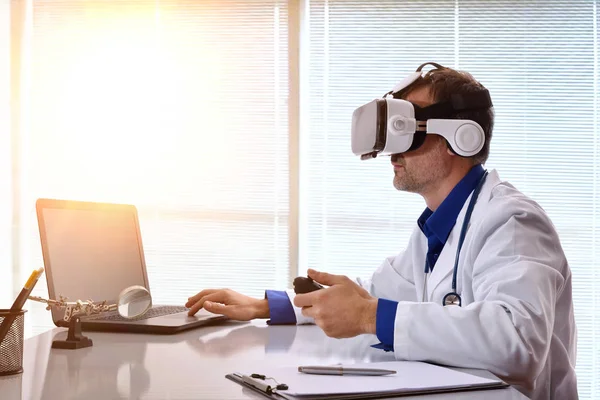 Doctor examining 3d content with virtual reality glasses — Stock Photo, Image