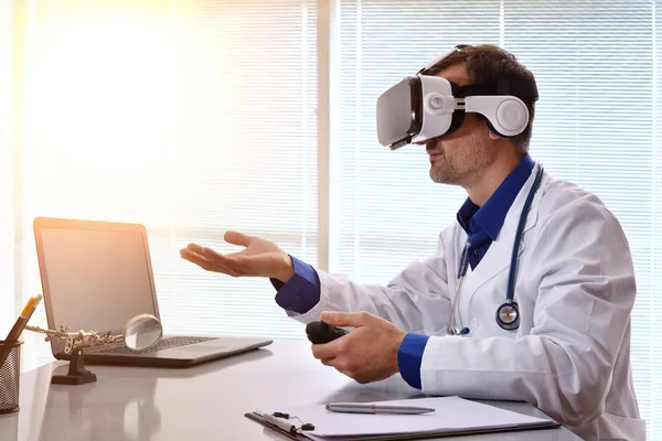Doctor interacting with 3d content with virtual glasses in offic — Stock Photo, Image