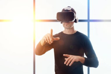 Parmak pencere geçmişini gösteren vr gözlüklü adam 