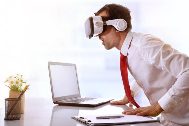 Sanal gerçeklik gözlükle h üzerinde dinlenme sürpriz iş adamı