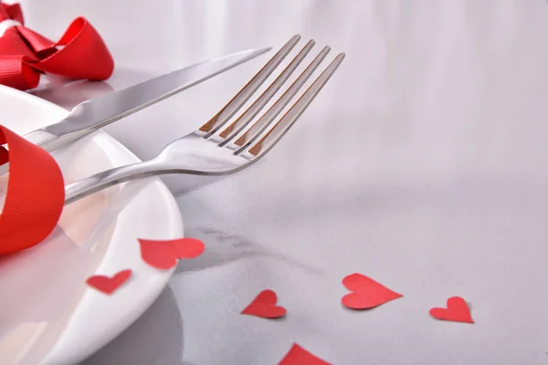 Τραπέζι διακοσμημένο με κόκκινες καρδιές για ημέρα του Αγίου Βαλεντίνου γκρι αυξημένα — Φωτογραφία Αρχείου