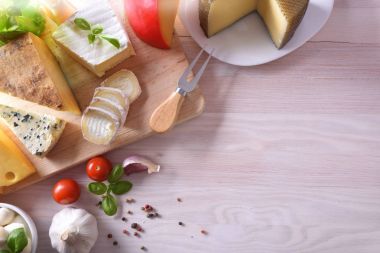 Bir ahşap masa üstünde sunulan peynir türleri