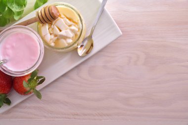 Yoğurt ve peyniri ahşap masa üzerinde tabakta bal ile