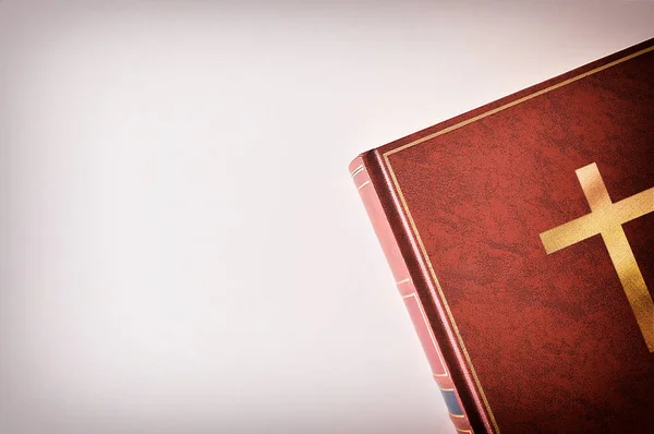 Коричневая кожаная обложка Библии рядом со столом — стоковое фото