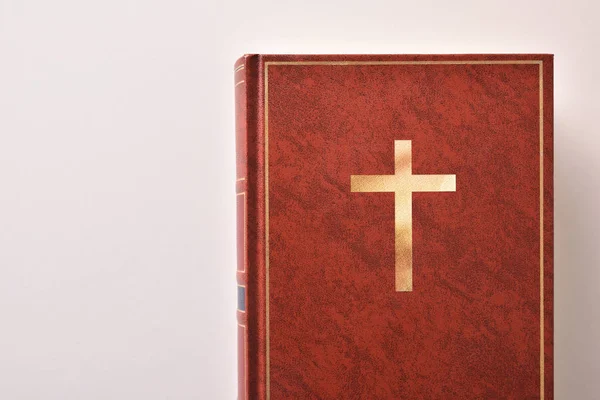 Cubierta de una Biblia sobre una mesa blanca — Foto de Stock
