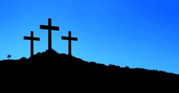 Religiöse Illustration mit drei Kreuzen auf Hügel und blauem Himmel — Stockfoto