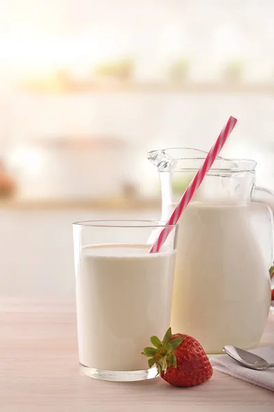 Snídaně mléko a jahody na bílý kuchyňský stůl vertica — Stock fotografie