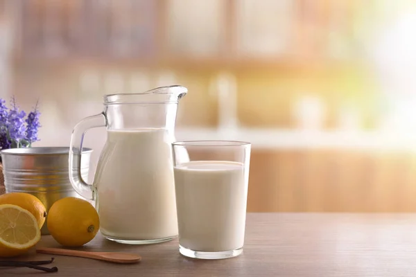 乡村厨房木凳上的一杯牛奶 — 图库照片