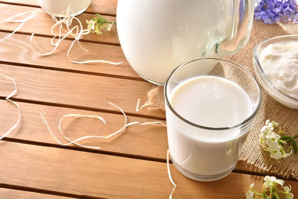 Vaso de leche en mesa de madera al aire libre en la naturaleza primer plano — Foto de Stock