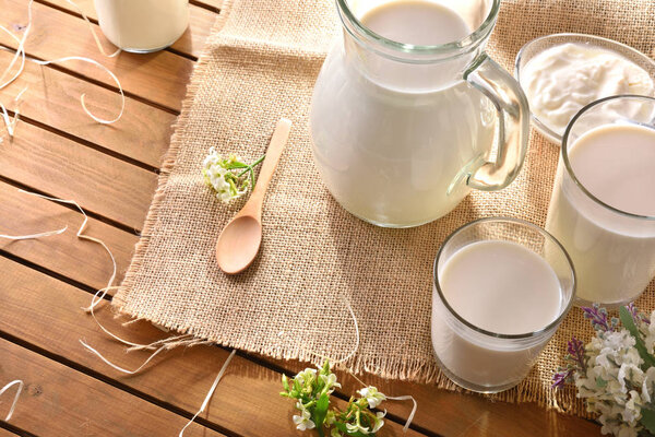 Стакан молока на деревянном столе на открытом воздухе в природе
