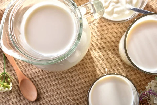 Vaso de leche en mesa de madera al aire libre en la naturaleza superior — Foto de Stock