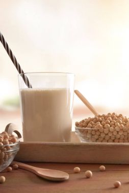 Soya sütü ve tahıl beyaz mutfak öndeki