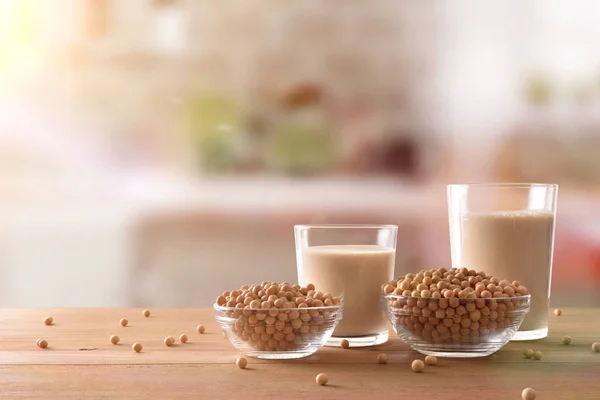 豆乳と素朴なキッチンの前に穀物 Reptientes — ストック写真