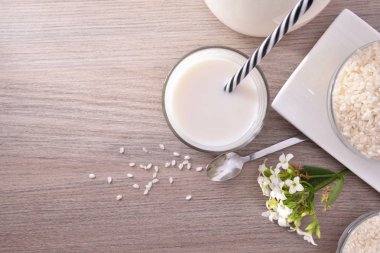 Pirinç süt ve pirinç rustik mutfak üst kapsayıcılardaki