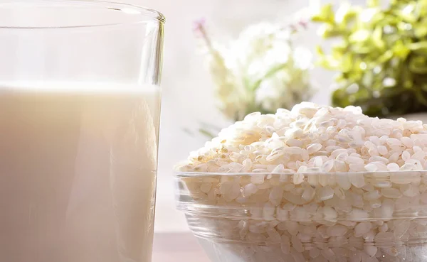 쌀 우유와 부엌에서 용기에 쌀을 닫습니다. — 스톡 사진