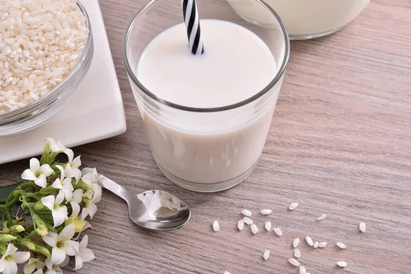 Leche de arroz y arroz en recipientes con vista a la cocina — Foto de Stock