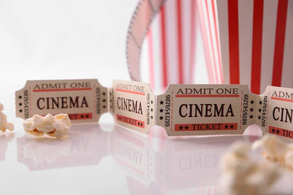 Objetos Conceptuales Del Cine Sobre Mesa Blanca Fondo Cerca Concepto —  Fotos de Stock