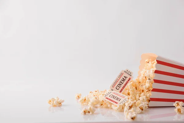 Concepto Momentos Cine Con Palomitas Maíz Entradas Cine Sobre Fondo — Foto de Stock