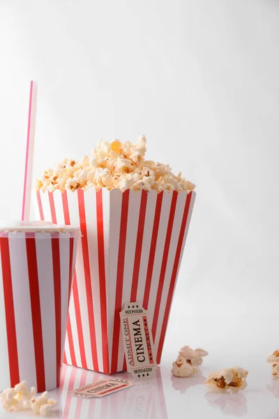 Kino Koncepcja Chwile Ochłoda Popcorn Film Bilety Białym Tle Kompozycja — Zdjęcie stockowe