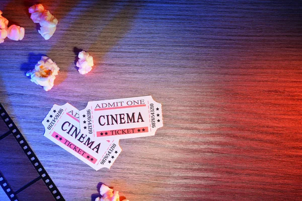 Equipamiento Elementos Cine Sobre Mesa Madera Con Luces Colores Concepto —  Fotos de Stock