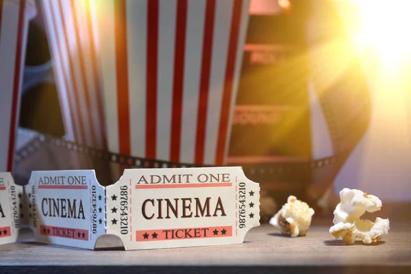 機器と木製のテーブルで 映画館と背景映像の要素を閉じます 映画を見ての概念 水平方向で構成 フロント ビュー — ストック写真