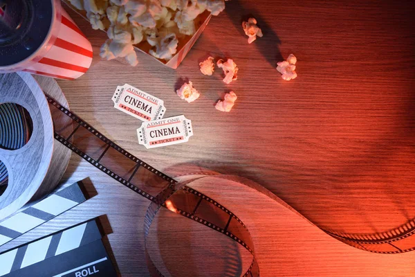Attrezzature Elementi Cinema Tavolo Legno Con Luci Colorate Concetto Guardare — Foto Stock