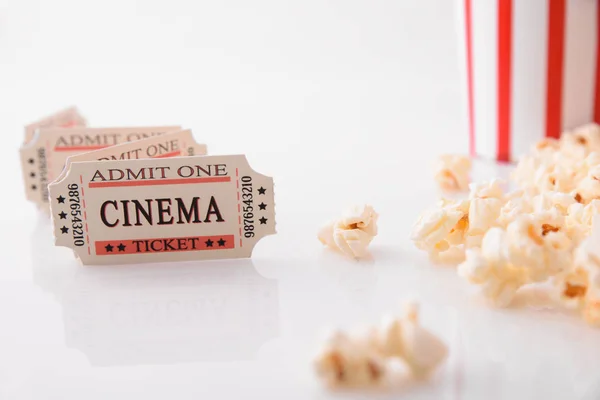 Närbild Cinema Stunder Koncept Med Popcorn Och Film Biljetter Vit — Stockfoto