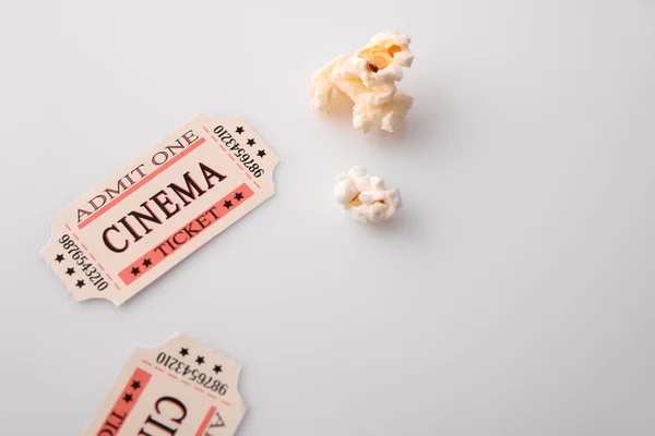 Concetto Momenti Cinematografici Con Popcorn Biglietti Cinema Sul Tavolo Bianco — Foto Stock