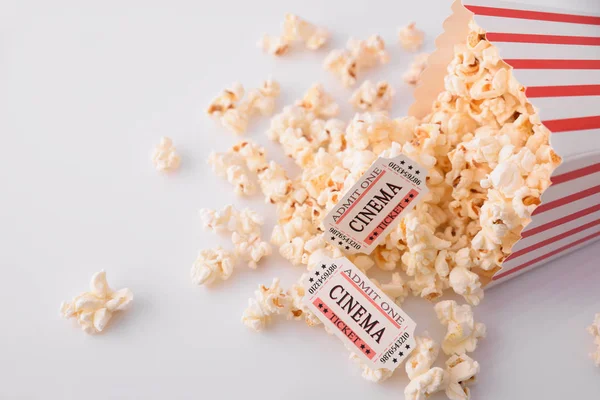 Cinema Stunder Koncept Med Popcorn Och Film Biljetter Vit Bakgrund — Stockfoto