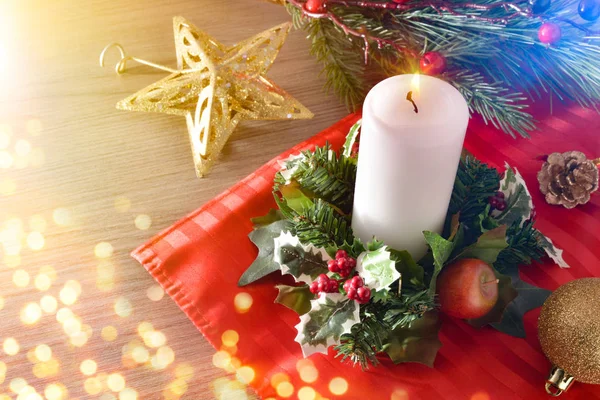 Vela en la mesa de Navidad con arreglo floral con luces — Foto de Stock