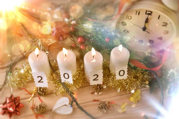 Velas y reloj en la mesa celebrando el nuevo año 2020 top — Foto de Stock