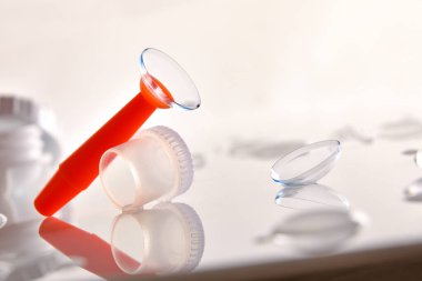 Cam masadaki bir aplikatörde kontakt lens