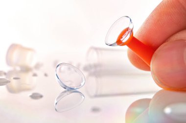 Masada aplikatörle lens yakalayan parmaklar.