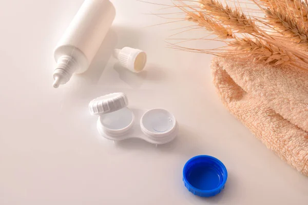 Kontaktní čočky a produkty pro údržbu na toaletním stolku el — Stock fotografie