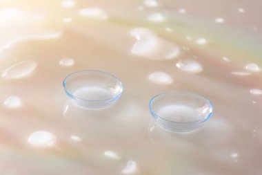 Renk yansımaları olan beyaz cam masadaki kontakt lensler