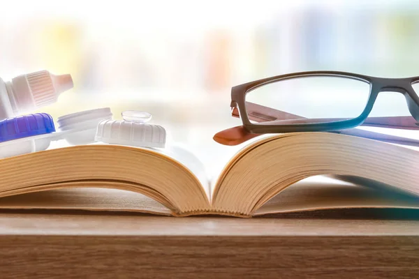 Vision correction for reading books with bookshelf in the backgr — Stock Photo, Image