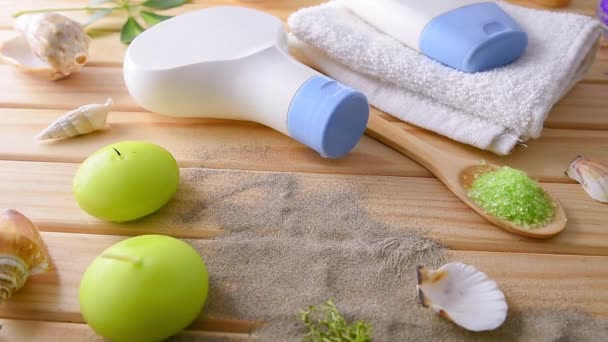 Thalassotherapy produtos para o tratamento do corpo na mesa de madeira — Vídeo de Stock