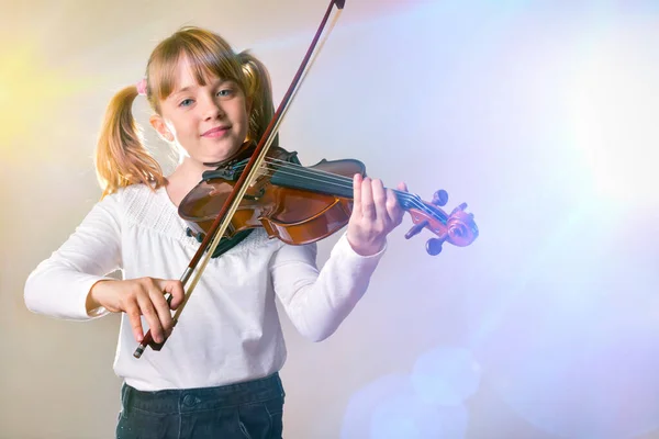 Girl performing on stage with violin — Stock Photo, Image