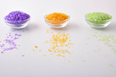 Beyaz masa manzaralı kaplarda banyo tuzu.