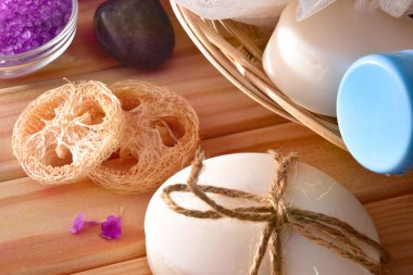 Masaj ve banyo ürünleri ahşap masa üzerinde yüksek detay