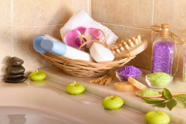Productos para el cuidado de la piel en el baño — Foto de Stock
