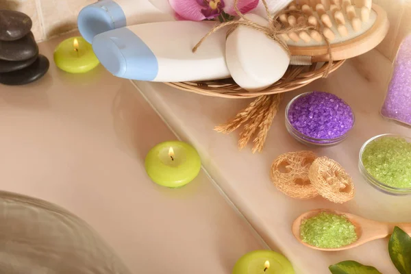 Productos para el cuidado de la piel en el baño vista elevada — Foto de Stock