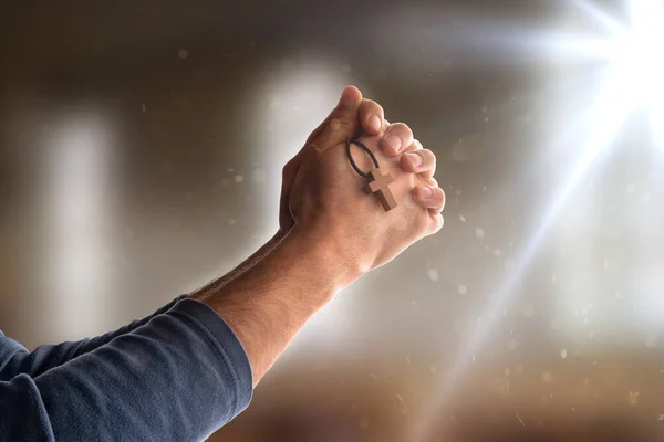 Kilisede Elleri Kapalı Dua Eden Elinde Haç Sembolü Olan Kolyesi — Stok fotoğraf