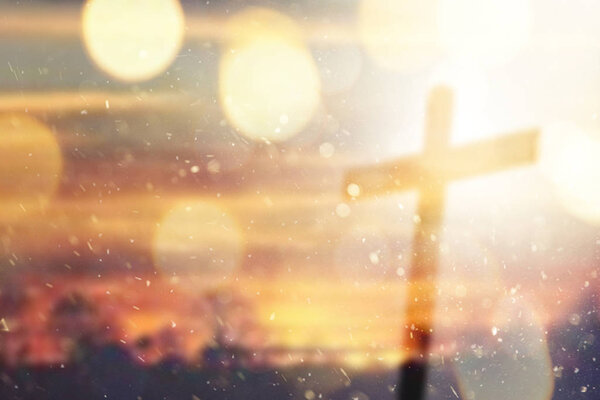 Религиозное представление с крестом в природе на закате. Горизонтальная композиция
