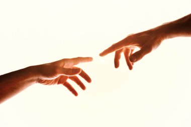 Neredeyse dokunacak parmakları olan iki el. Hıristiyanlığın yeryüzündeki insan yaratılışı kavramının temsili. Yatay bileşim