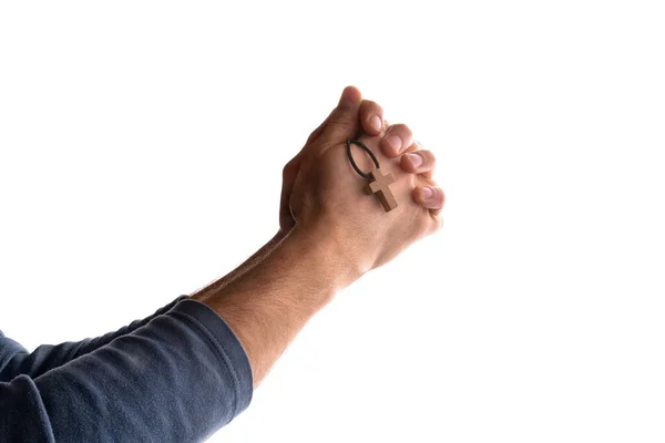 Mann Betet Der Kirche Mit Geschlossenen Händen Und Anhänger Mit — Stockfoto