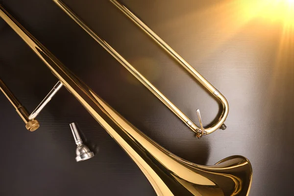 Gouden Schuiftrombone Gedemonteerd Zwart Houten Tafel Met Gele Zaklamp Bovenaanzicht — Stockfoto
